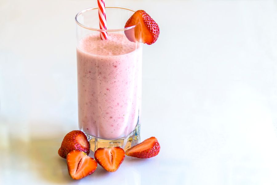 Taze çileklerle sunulan smoothie